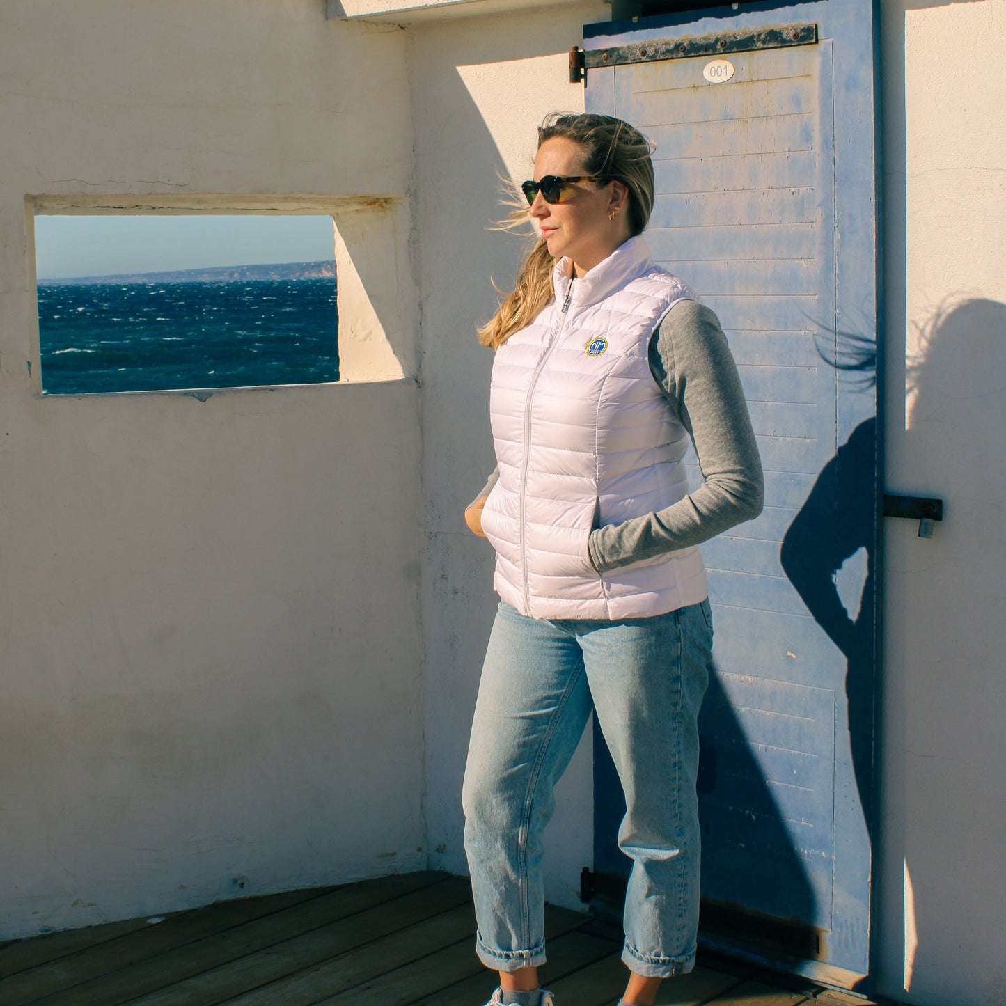 veste blanche sans mache pour femme, matériaux éthique, pratique et ponchonable, logo jott et CNM brodé