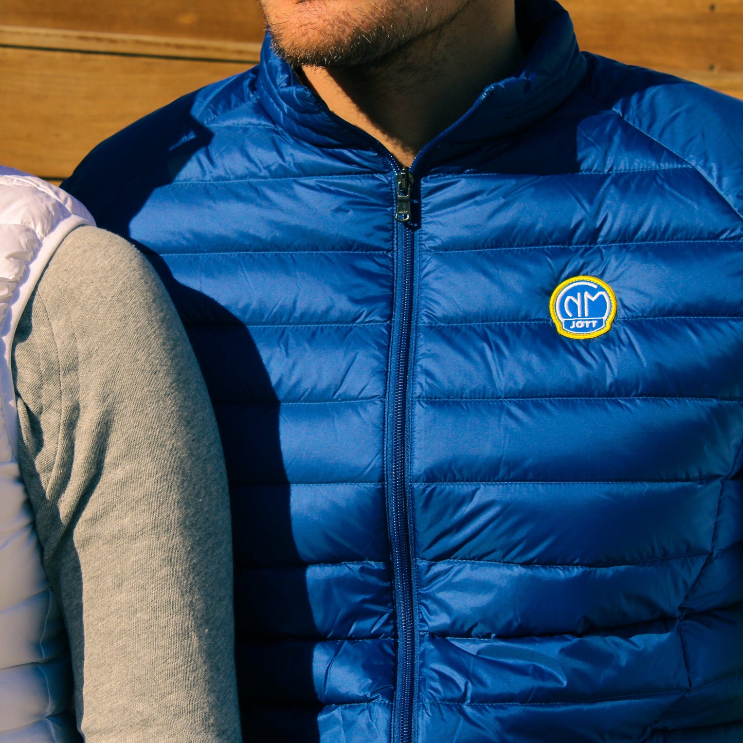 doudoune sans manche adulte brodé CNM x Jott remplissage en duvet éthique col rond pour la mi-saison
