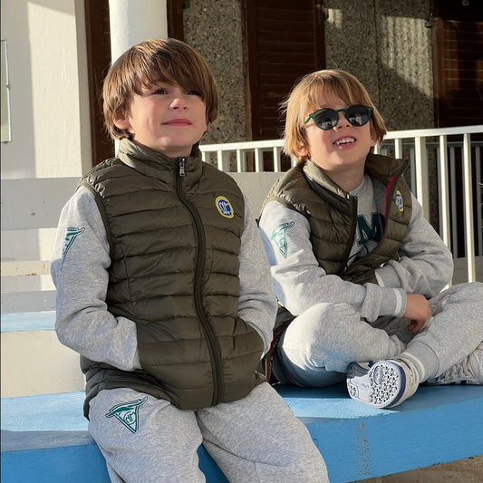 Doudoune pour temps frais couleur olive en duvet responsable. légère et ponchonnable pour enfant