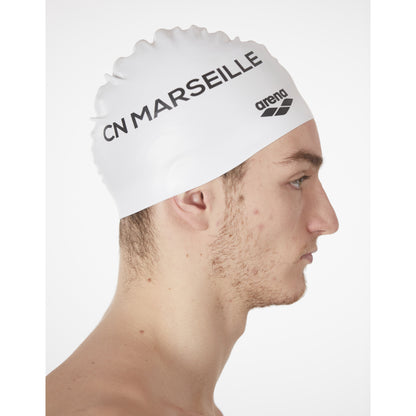 Célébrez les 100 ans du Cercle des Nageurs de Marseille avec ces bonnets de bain en silicone inédits ! Disponible en blanc et en noir. Boutique Cercle des Nageurs de Marseille.